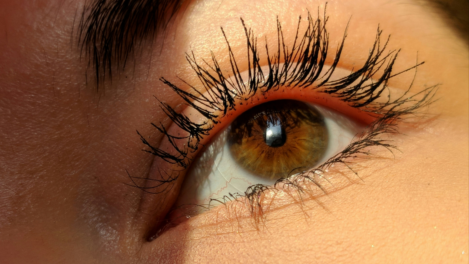 How does an electric eyelash curler work?