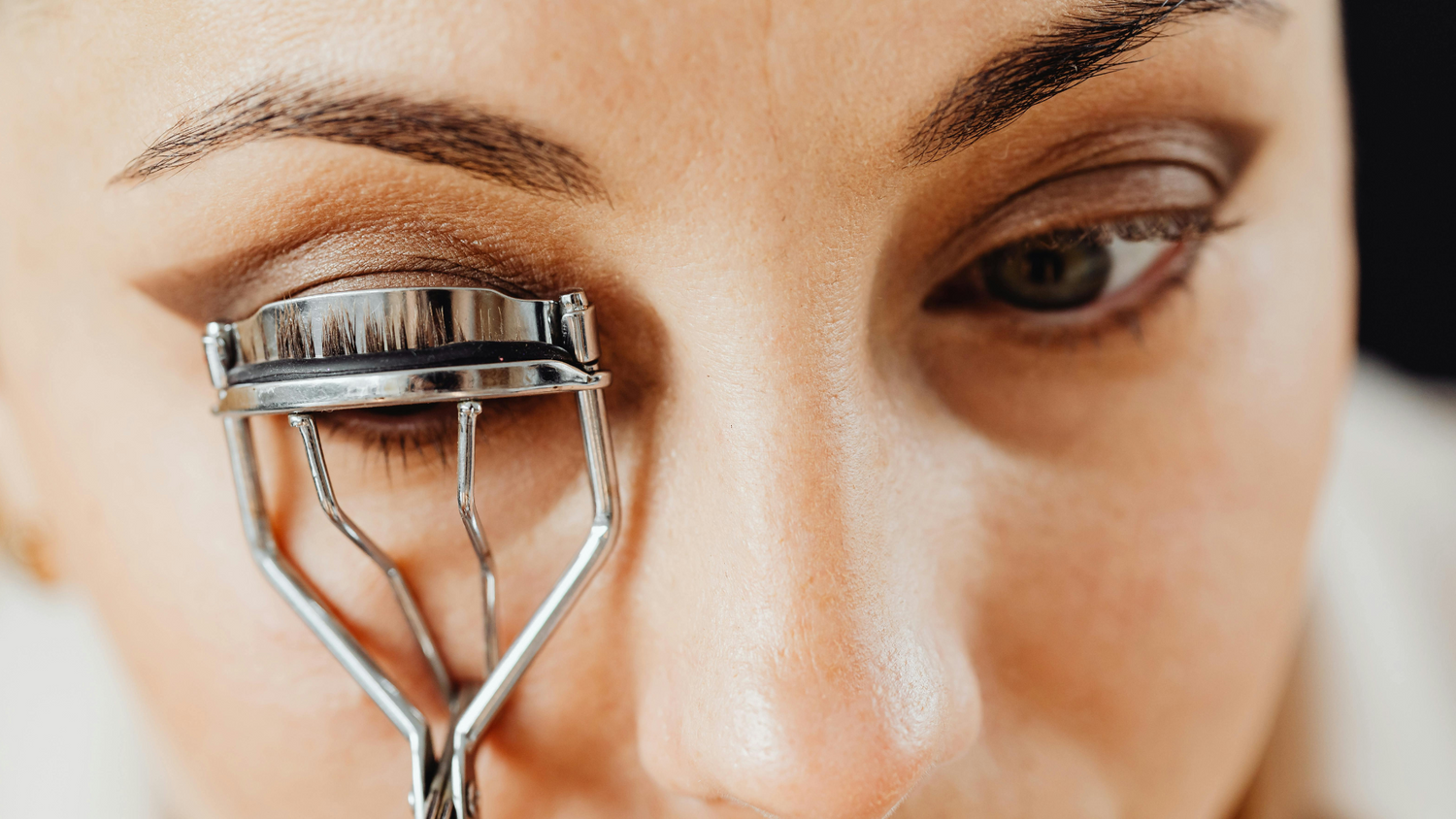 Curling eyelashes with an eyelash curler