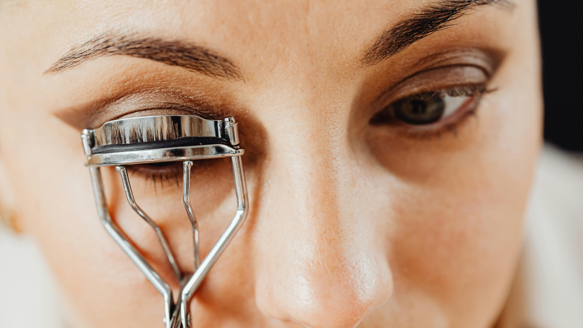 Curling eyelashes with an eyelash curler